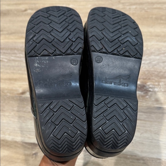 Dansko Size 39 Glossy Green Women's Clogs - Picture 10 of 12